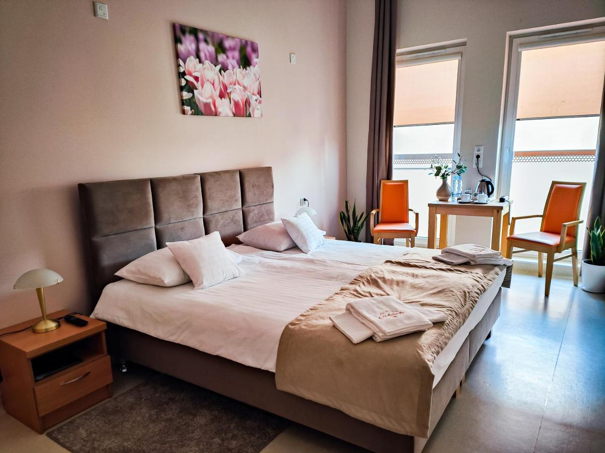 Antoninska Hotel & Apartamenty Leszno  Kültér fotó